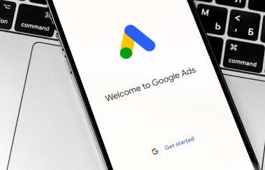 Google Ads (AdWords) logo uygulaması siyah ekran iPhone ve MacBook 'a yakın çekim. Google Ads, temelde Google 'dan gelen bir arama reklamları servisidir. Moskova, Rusya - 28 Kasım 2020