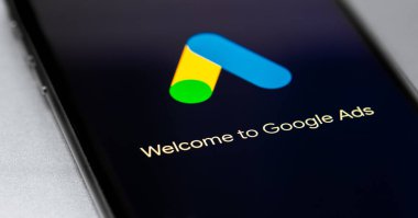 Google Ads (AdWords) logo uygulaması siyah ekran akıllı telefon kapanması. Google Ads, temelde Google 'dan gelen bir arama reklamları servisidir. Moskova, Rusya - 12 Eylül 2020
