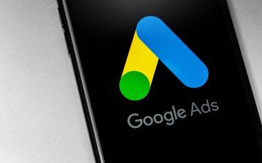 Siyah ekran akıllı telefonundaki Google Ads (AdWords) logo uygulaması. Google Ads, temelde Google 'dan gelen bir arama reklamları servisidir. Moskova, Rusya - 12 Eylül 2020
