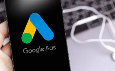 Google Ads (AdWords) logo uygulaması siyah ekranda bilgisayarın arka planında, yakın plan. Google Ads, temelde Google 'dan gelen bir arama reklamları servisidir. Moskova, Rusya - 20 Kasım 2020