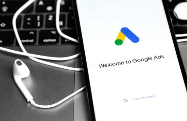 Ekran iPhone 'unda kulaklıklı Google Ads (AdWords) logo uygulaması. Google Ads, temelde Google 'dan gelen bir arama reklamları servisidir. Moskova, Rusya - 28 Kasım 202