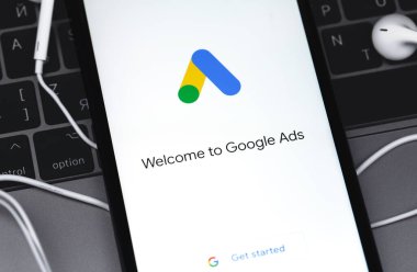 Google Ads (AdWords) logo uygulaması bilgisayar arkaplanlı akıllı telefon ekranında. Google Ads, temelde Google 'dan gelen bir arama reklamları servisidir. Moskova, Rusya - 19 Kasım 2020