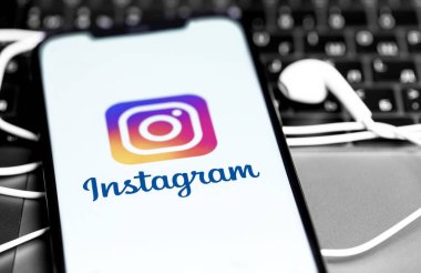 Ekran iPhone 'undaki Instagram logosu ve Apple Earpod' ları yakın plan. Instagram akıllı telefonlar için fotoğraf paylaşım uygulamasıdır. Moskova, Rusya - 28 Kasım 2020