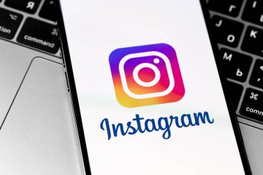 Ekran iPhone 'unda Instagram logosu ve MacBook yakın plan. Instagram akıllı telefonlar için fotoğraf paylaşım uygulamasıdır. Moskova, Rusya - 28 Kasım 2020