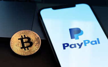 Ekran iPhone 'undaki PayPal logosu bitcoin sembollü şifreli. Paypal internet tabanlı dijital para transferi servisidir. Moskova, Rusya - 3 Aralık 2020