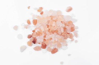 Beyaz arka planda izole edilmiş pembe Himalaya tuzu