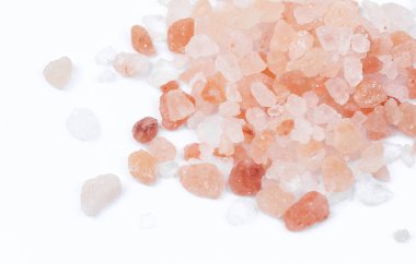 Beyaz arka planda izole edilmiş pembe Himalaya tuzu, makro
