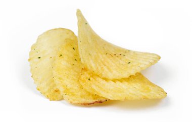 Beyaz arkaplanda patates cipsi makrosu