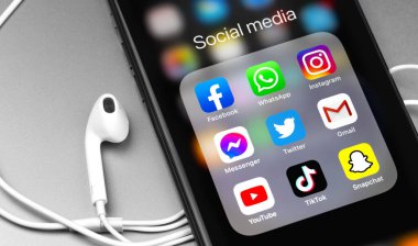 Facebook, Instagram, TikTok, Youtube, Twitter, Snapcaht, WhatsApp 'ın sosyal medya mobil uygulamaları simgelerini gösteriyor. Moskova, Rusya - 23 Mart 2020