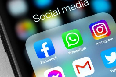 Facebook, WhatsApp, Instagram, Gmail, Twitter sosyal medya mobil uygulamaları simgelerini gösteriyor. Moskova, Rusya - 24 Mart 2020