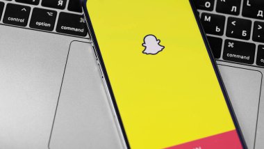 Ekran iPhone 'undaki Snapchat logosu, defteri kapat. Snapchat, içinde fotoğraflar ve videolar olan mobil bir mesajlaşma uygulaması. Moskova, Rusya - 28 Kasım 2020