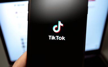 Ekran akıllı telefonundaki TikTok logo uygulaması yakın plan. TikTok video yaratmak ve paylaşmak için bir uygulamadır. Moskova, Rusya - 18 Kasım 2020