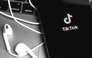 Sceen iPhone ve Apple Earpod 'ların kulaklıklarında TikTok logosu. TikTok video yaratmak ve paylaşmak için bir uygulamadır. Moskova, Rusya - 28 Kasım 2020
