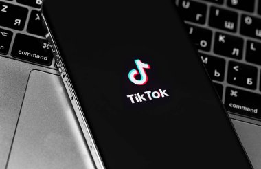 Sceen iPhone ve MacBook 'ta TikTok logosu var. TikTok video yaratmak ve paylaşmak için bir uygulamadır. Moskova, Rusya - 28 Kasım 2020
