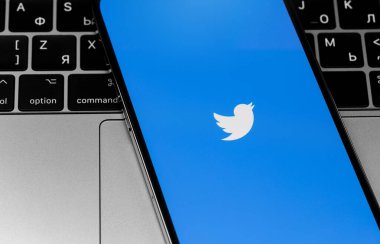 Bilgisayardaki akıllı telefondan Twitter mobil uygulama logosu. Twitter, mikroblog ve ağ iletişimi için bir sosyal medya hizmetidir. Moskova, Rusya - 3 Aralık 2020