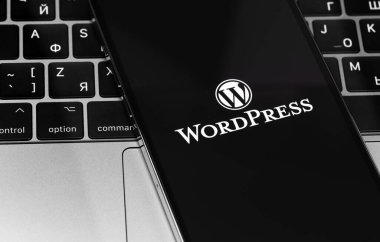 Ekran akıllı telefonundaki WordPress uygulaması logosu ve defter kapağı. WordPress - açık kaynak içerik yönetim sistemi. Moskova, Rusya - 3 Aralık 2020