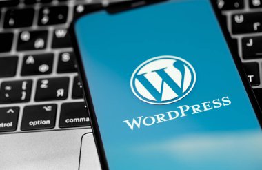 iPhone ekranındaki WordPress logosu. WordPress - açık kaynak içerik yönetim sistemi. Moskova, Rusya - 3 Aralık 2020