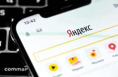 Yandex mobil uygulaması ekran akıllı telefonunda. Yandex, bilgi teknolojileri sektöründe çalışan çok uluslu bir Rus şirketidir. Moskova, Rusya - 28 Kasım 2020