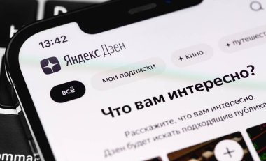 Yandex.Zen uygulaması ekran akıllı telefonunda. Yandex.Zen blogcular için bir içerik öneri kaynağı ve platformdur. Moskova, Rusya - 28 Kasım 2020