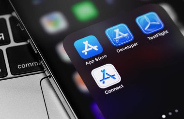 Uygulama Deposu, Geliştirici, Test Uçuşu, Bağlantı - iPhone ekranında simge uygulamaları. App Store, Apple Inc. Moskova, Rusya tarafından geliştirilen mobil uygulamalar için dijital dağıtım servisidir.