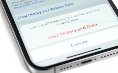 Apple iPhone resmi tarayıcı Safari geçmişi, çerezleri ve diğer tarama verilerini kaldırır. Apple çok uluslu bir teknoloji şirketidir. Moskova, Rusya - 12 Ocak 2021