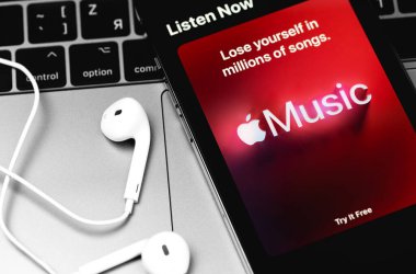 Kulaklıklı iPhone ekranında Apple Music logo mobil uygulaması. Apple Music, Apple tarafından sağlanan bir müzik servisidir. Moskova, Rusya 5 Aralık 2020