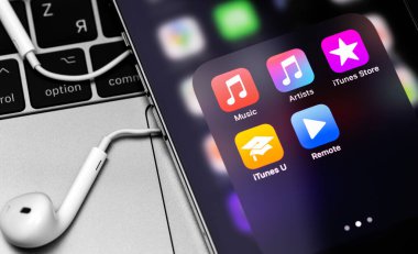 Apple Müzik, iTunes Mağazası, iPhone ekranında sanatçı simgesi uygulamaları. Apple Music, Apple tarafından sağlanan bir müzik servisidir. Moskova, Rusya 5 Aralık 2020