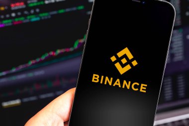 Binance logo mobil uygulaması ekran iPhone ve MacBook 'a yakın çekim. Binance, piyasadaki en büyük kripto döviz borsalarından biri. Moskova, Rusya - 12 Ocak 2021