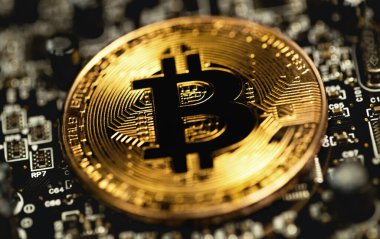Devre kartındaki bitcoin şifreleme sembolü, makro