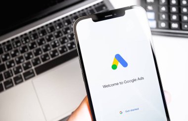 Ekran iPhone 'unda Google Ads (AdWords) logosu, dizüstü bilgisayar arka planı. Google dünyadaki en büyük internet arama motorudur. Moskova, Rusya 5 Aralık 2020