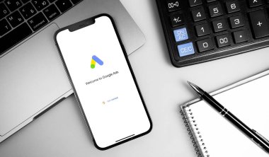Ekran iPhone, not defteri, hesap makinesi ve not defteri üzerindeki logo (AdWords). Google dünyadaki en büyük internet arama motorudur. Moskova, Rusya 5 Aralık 2020