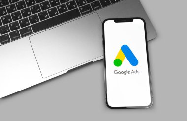 Ekran iPhone 'undaki Google AdWords uygulaması logosu, MacBook kapatması. Google dünyadaki en büyük internet arama motorudur. Moskova, Rusya 5 Aralık 2020