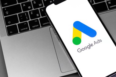 Ekran iPhone 'undaki Google AdWords uygulaması logosu, klavye klavyesi kapanışı. Google dünyadaki en büyük internet arama motorudur. Moskova, Rusya 5 Aralık 2020