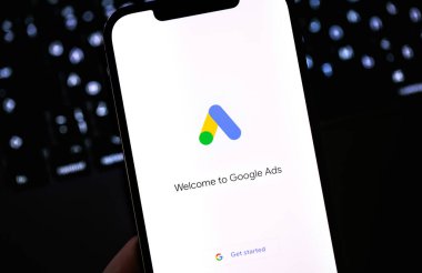 Karanlıkta iPhone ekranında Google Ek Kelimeler logo uygulaması. Google Ads bağlamsal bir hizmet olup, Google 'da arama reklamlarıdır. Moskova, Rusya - 12 Ocak 2021