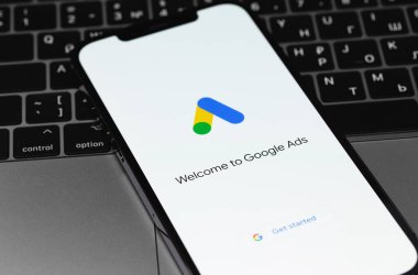 Ekran iPhone ve MacBook 'ta Google Ek Kelimeler logo uygulaması. Google dünyadaki en büyük internet arama motorudur. Moskova, Rusya 5 Aralık 2020