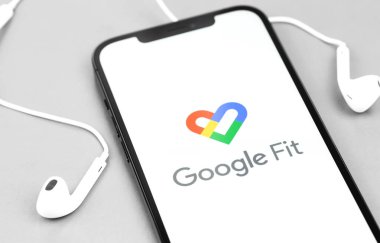 Kulaklıklı akıllı telefondan Google Fit uygulaması. Google Fit, Google tarafından geliştirilen bir sağlık izleme platformudur. Moskova, Rusya 5 Aralık 2020