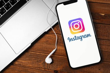 Bilgisayarlı ve kulaklıklı iPhone ekranında Instagram logo uygulaması. Instagram akıllı telefonlar için fotoğraf paylaşım uygulamasıdır. Moskova, Rusya 5 Aralık 2020