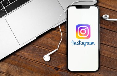 Ekran iPhone 'unda MacBook ve Kulaklık ile Instagram logo uygulaması. Instagram akıllı telefonlar için fotoğraf paylaşım uygulamasıdır. Moskova, Rusya 5 Aralık 2020