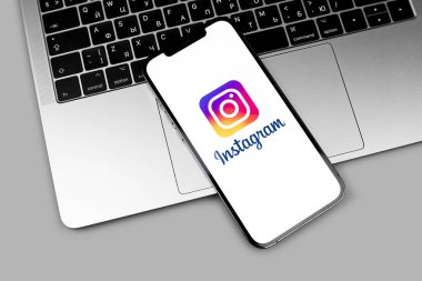 Instagram logo uygulaması MacBook 'la birlikte ekrandaki iPhone' da. Instagram akıllı telefonlar için fotoğraf paylaşım uygulamasıdır. Moskova, Rusya 5 Aralık 2020