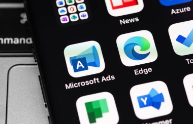 Microsoft reklamları, Edge tarayıcısı ve iPhone ekranındaki diğer mobil uygulamalar. Microsoft tescilli yazılım üretiminde en büyük çokuluslu şirketlerden biridir. Moskova, Rusya - 3 Aralık 2020