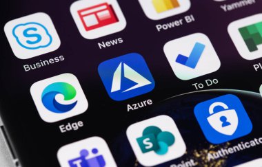 Microsoft Edge, To Do, Azure ve ekrandaki diğer mobil uygulamalar. Microsoft tescilli yazılım üretiminde en büyük çokuluslu şirketlerden biridir. Moskova, Rusya - 3 Aralık 2020