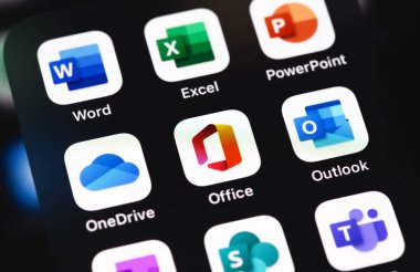 Microsoft Office (Word, Excel, PowerPoint, OneDrive, Outlook ve iPhone ekranındaki diğer mobil uygulamalar. Microsoft Corporation, Amerikan çok uluslu teknoloji şirketidir. Moskova, Rusya - 5 Aralık 202