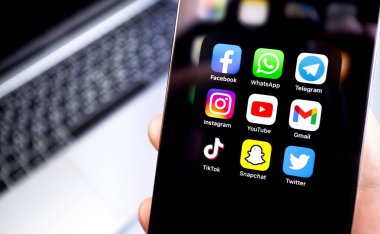 Facebook, Youtube, Instagram, TikTok, Snapchat, Telegram, Twitter 'ın sosyal medya mobil uygulama simgelerini ekranda gösteriyorlar. Moskova, Rusya - 5 Aralık 202