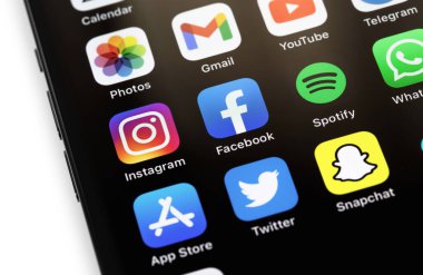 Facebook, WhatsApp, Youtube, Instagram, TikTok, Snapchat, Telegram, Twitter gibi sosyal medya mobil uygulamalarını ekran arayüzü iPhone 'unda gösteriyor. Moskova, Rusya 5 Aralık 2020