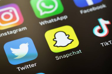 Instagram, Twitter, Snapchat, TikTok gibi sosyal medya mobil uygulamalarını ekran arayüzü iPhone 'unda gösteriyor. Moskova, Rusya 5 Aralık 2020