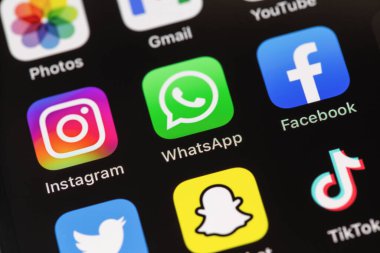 Instagram, WhatsApp, Facebook, Twitter, Snapchat, TikTok gibi sosyal medya mobil uygulamalarını ekran arayüzü iPhone 'unda gösteriyor. Moskova, Rusya 5 Aralık 2020