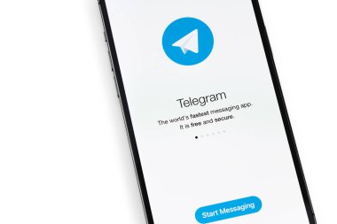 Akıllı telefon iPhone 'undaki telgraf mobil uygulaması. Telgraf - platformlar arası kurye. Moskova, Rusya 5 Aralık 2020