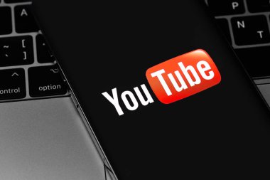 iPhone ekranındaki YouTube mobil logosu. YouTube herkesin izleyebileceği ücretsiz bir video paylaşım uygulamasıdır. Moskova, Rusya 5 Aralık 2020