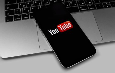 YouTube mobil logosu ekranda 