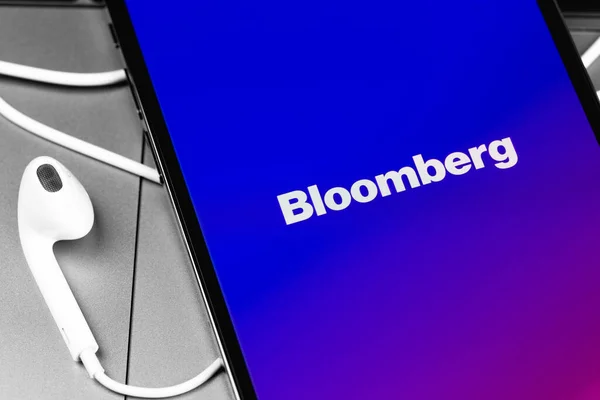 Програму Мобільного Логотипу Bloomberg Екрані Iphone Клонуванням Навушників Apple Earpods — стокове фото